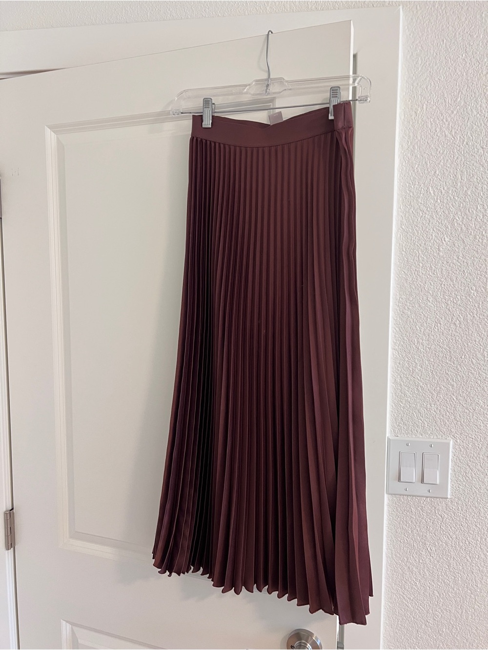 H&M Pleated Midi Skirt in Burgundy - Picture 7 of 7